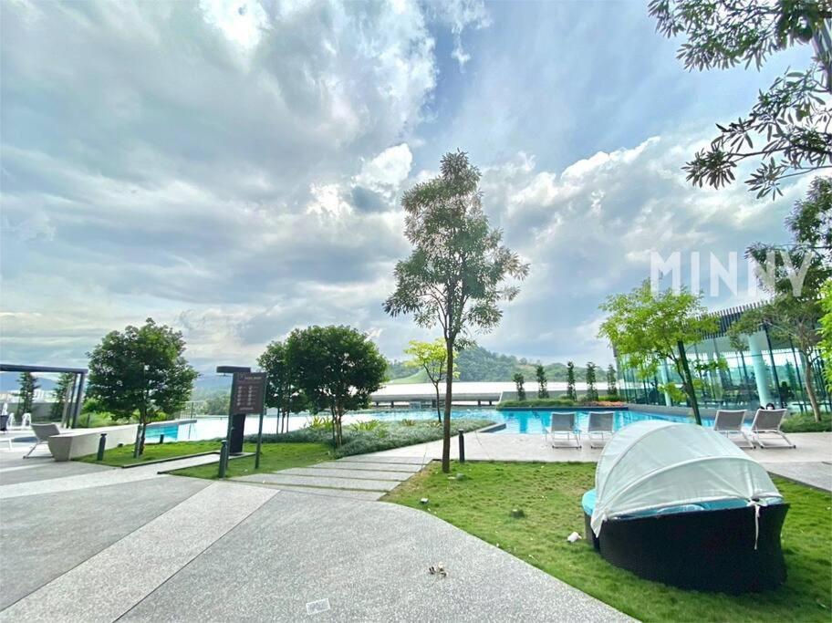 Parkland Batu 11 Near Mrt 5-6pax Free Parking *