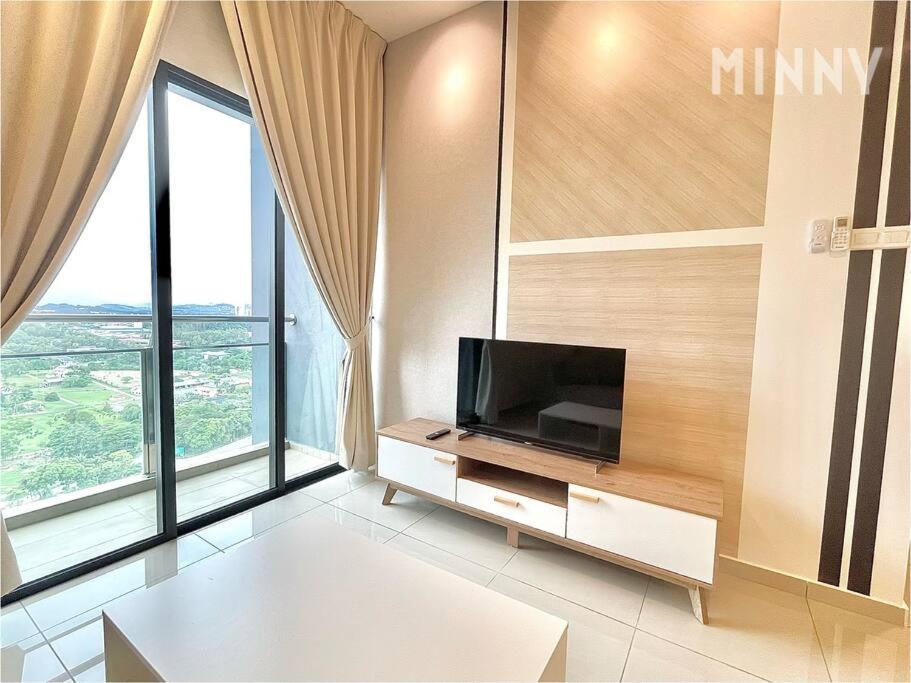 Parkland Batu 11 Near Mrt 5-6pax Free Parking *