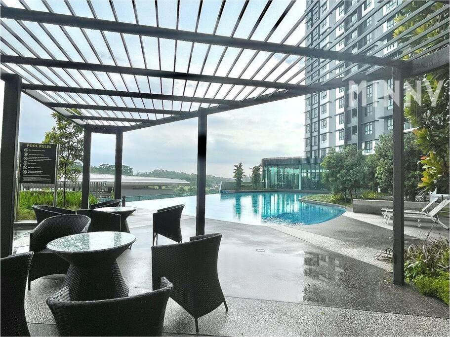 Parkland Batu 11 Near Mrt 5-6pax Free Parking *